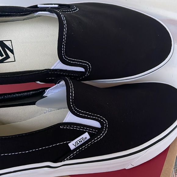 Vans WMNS Classic Slip-On
Black
VN000EYEBLK
Sneakers - Picture 14 of 16